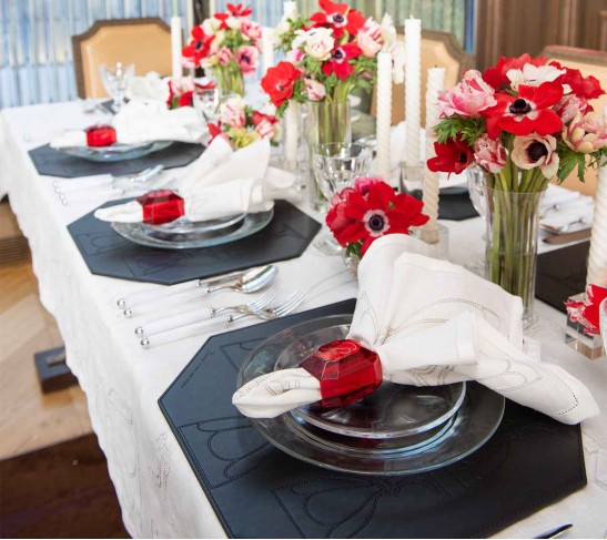 Harcourt Placemat in Black, Set of 4 in a Gift Box